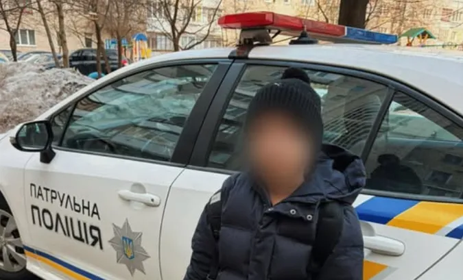 У Луцьку під під’їздом залишили маленького хлопчика (Фото)