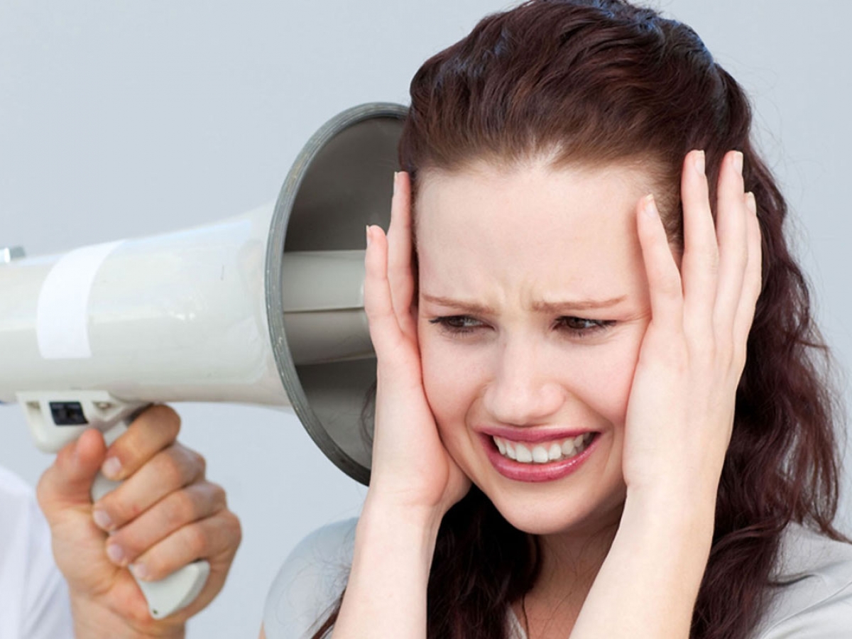 У місті на Волині мешканці не можуть спати через гучну музику на території АЗС (Відео)