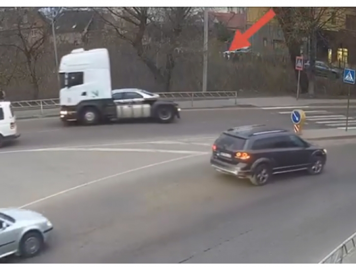 У Луцьку вантажівка під час руху зачепила автівку (Відео)