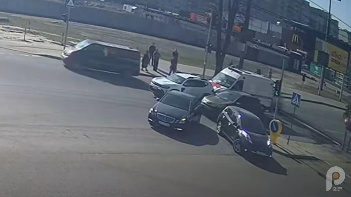 У Луцьку зіткнулися «швидка» та легковик (Відео)