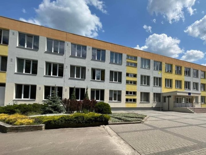 У Луцьку одну зі шкіл, яка розташована поруч із влучанням «шахеда», перевели на дистанційне навчання