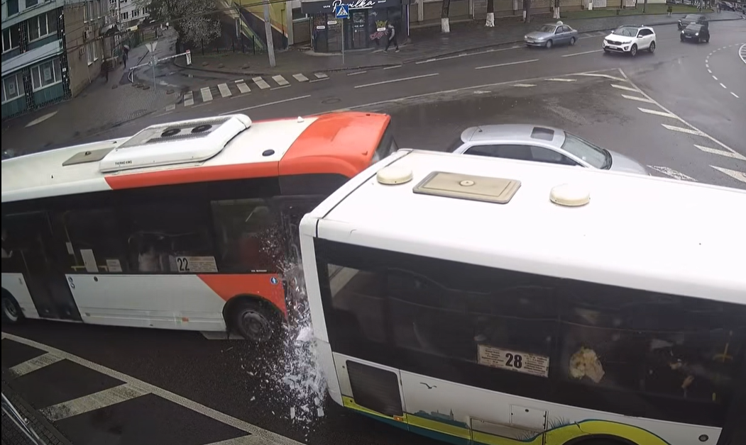 На кільці у Луцьку зіткнулись маршрутки (Відео)