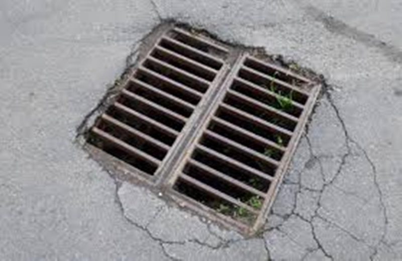 Неприємний запах та вода на дорозі: на одній із вулиць Луцька були проблеми з каналізацією