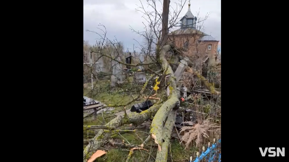 «Знищені пам’ятники»: негода на Волині повалила дерева на кладовищі