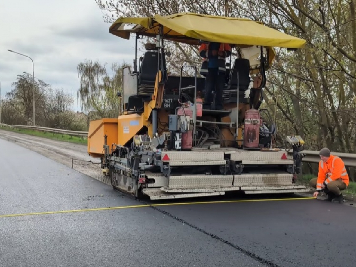 На міжнародній волинській трасі працюють дорожники (Відео)
