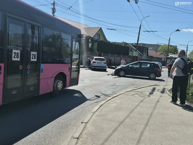 У Луцьку сталася ДТП на виїзді із тролейбусного ДЕПО (Фото)