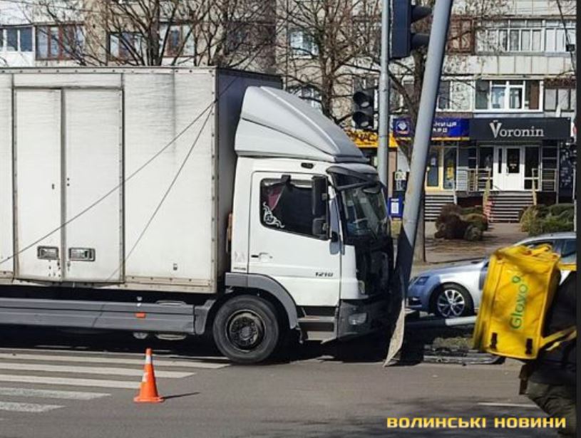 У Луцьку водійка не пропустила вантажівку, а та знесла світлофор і стовп