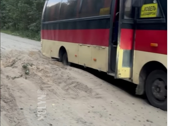 Застрягла навіть маршрутка: на Волині люди скаржаться на розбиту дорогу між селами (Фото, Відео