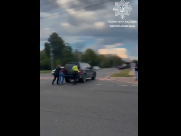 У Луцьку посеред дороги у жінки заглохло авто (Відео)
