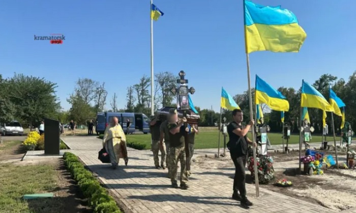 Між безпекою та обов’язком пам’ятати: як у Краматорську вшановують загиблих захисників та захисниць