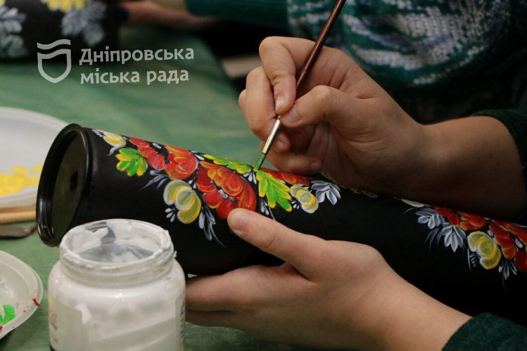 В Днепре воспитанники внешкольного заведения разрисовывают тубусы петриковской росписью