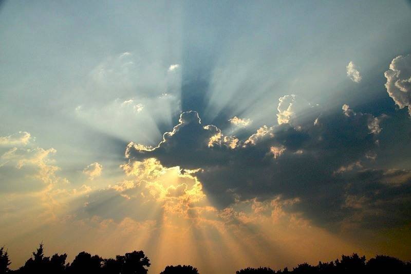 Там на небе тучи. Солнце сквозь тучи. Лучи сквозь облака. Облака с лучами. Лучи солнца из за облаков.