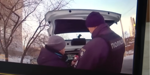У Луцьку патрульні оштрафували чоловіка на парковці за «п'яне сидіння» (відео)