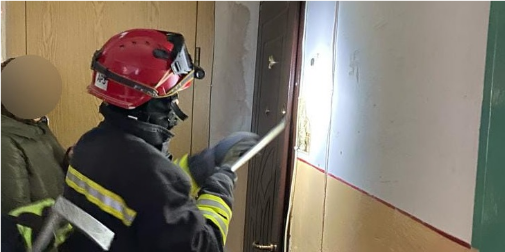Літня жінка не виходила на зв'язок: у Луцьку рятувальники відчинили двері квартири