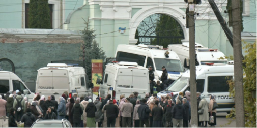Вхід заблокували: що відбувається у соборі на Волині, з якого виселяють УПЦ «МП» (фото)