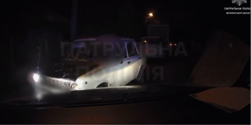 Доїздився: у Луцьку хлопчина з переляку поїхав тротуаром (відео)
