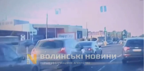 Біля «Там Таму» поцілувалися дві автівки