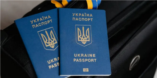 Українцям потрібно терміново замінити «продовжені» закордонні паспорти