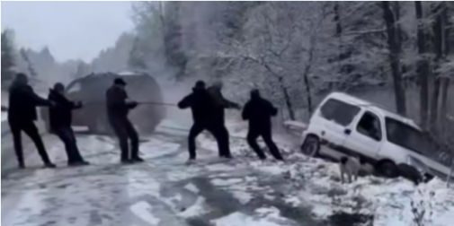 Випав сніг: на Волині авто занесло у кювет (відео)