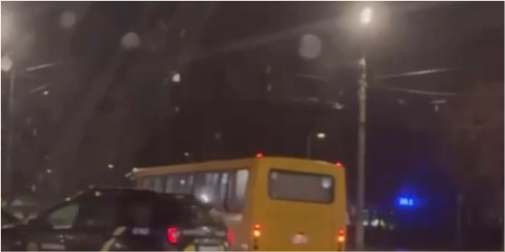 Зіткнулися легковик та маршрутка: у Луцьку на Соборності – аварія (відео)