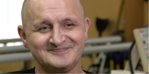 Боєць із Луцька, якому амутували обидві ноги, вчиться ходити заново і збирає донати (відео)