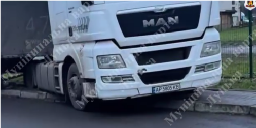 У Луцьку вантажівка провалила тротуар – витягав евакуатор (відео)