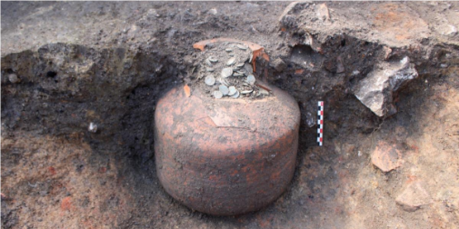 Під підлогою будинку знайшли скарби – три глечики, в яких майже 90 кг цінних монет (фото, відео)