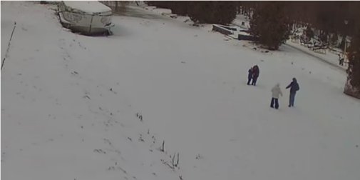 У Луцьку розважаються на кризі біля «Бригантини»: небезпеку ігнорують навіть дорослі (відео)