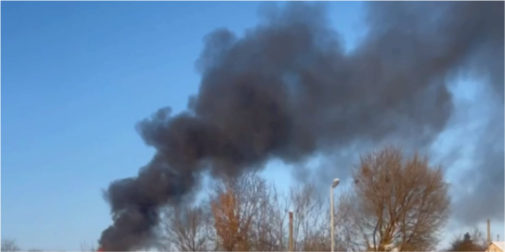 Величезний стовп диму: у Луцьку на Володимирській палає будинок (відео)