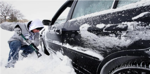 Що робити, якщо авто застрягло у снігу: поради водіям