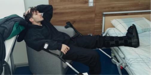 «Без операції не обійшлось»: у відомого співака з Волині серйозна травма ноги (фото)