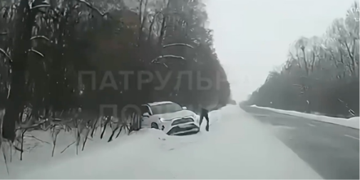 На Волині автівка злетіла з траси (відео)