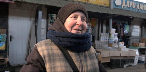 Мороз не зупиняє: як продавці на ринку у Луцьку працюють у холодну погоду (відео)