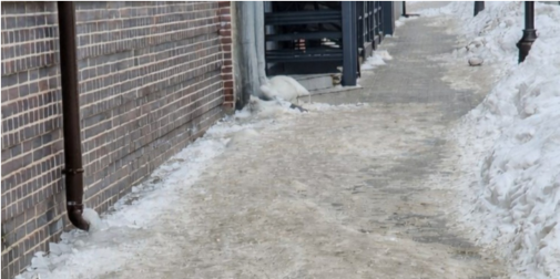 Слизько і небезпечно: у Луцьку нарікають на неочищені тротуари (фото)