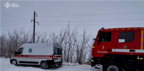 На Волині дорогою до пацієнта «швидка» застрягла в заметі