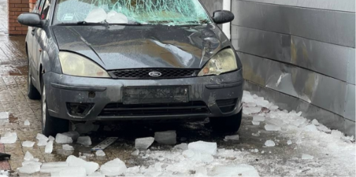 Небезпечна відлига: у центрі Луцька брила криги розтрощила автомобіль (фото)