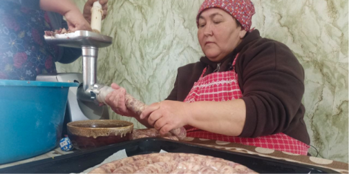 Як волинські господині готують соковиту, домашню ковбасу до Великодня (відео)