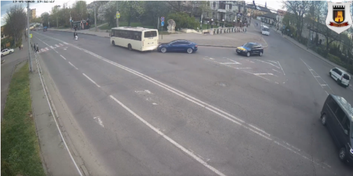 У Луцьку Tesla в'їхала в автобус (відео)