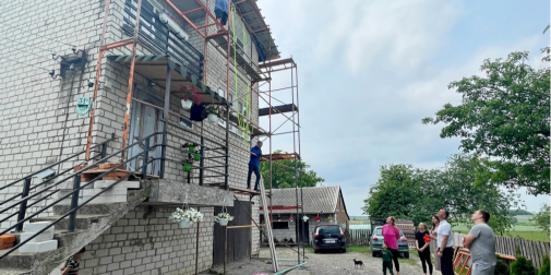 У громаді на Волині ремонтують дах будинку для патронатної родини з 22 дітьми (фото)