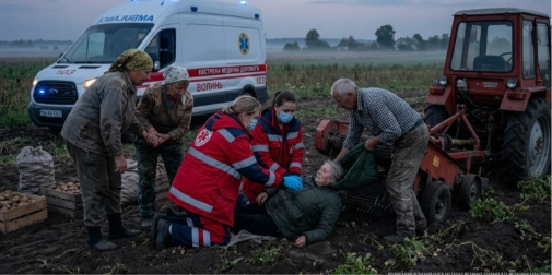 Капюшон затягнуло в копачку: на Волині під час збору картоплі ледь не загинула жінка
