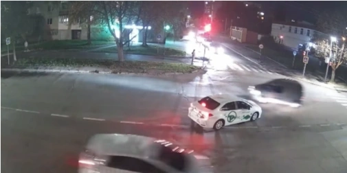 Небезпечний поворот: у Луцьку навчальне авто ледь не врізалося у Volkswagen (відео)