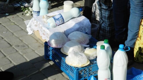 На Хмельниччині оштрафували жінку, яка продавала молоко та сир біля магазину