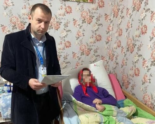 На Хмельниччині міграційна служба заявилася до 85-річної жінки додому