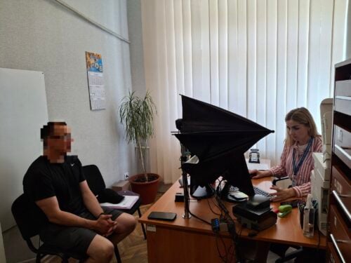 Полон позаду — попереду обійми: на Хмельниччині герою видали паспорт, що веде до сім’ї