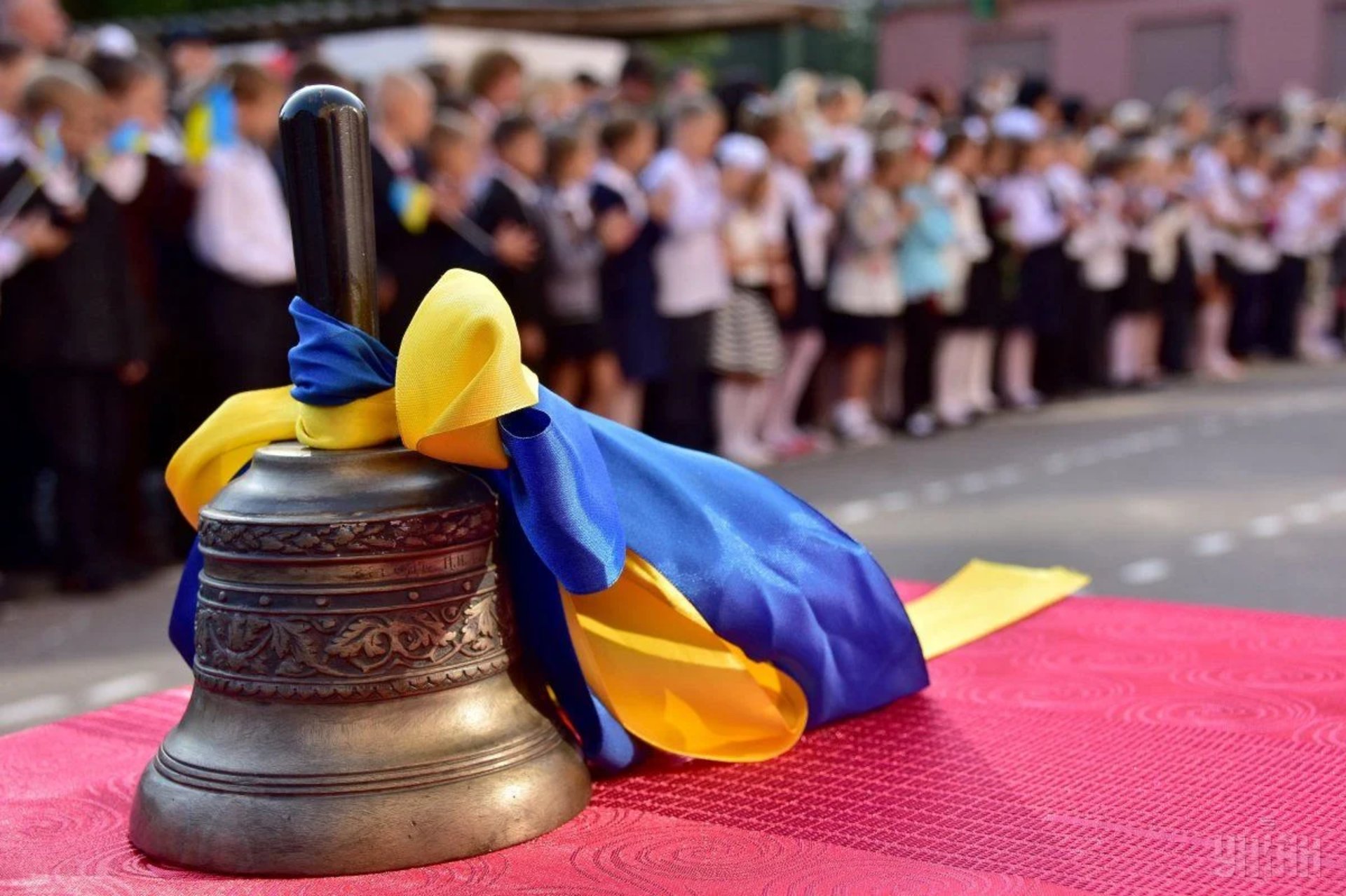 У Хмельницькій громаді пролунав останній дзвінок для майже двох тисяч випускників