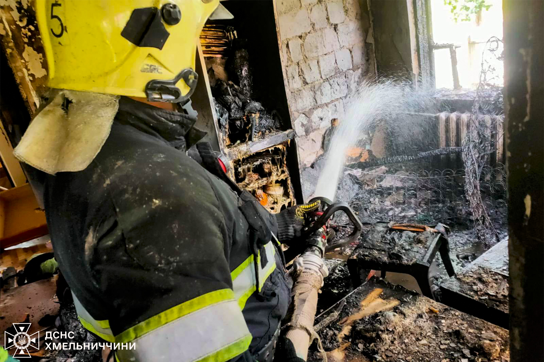 На Хмельниччині через коротке замикання загорівся будинок: загинула людина