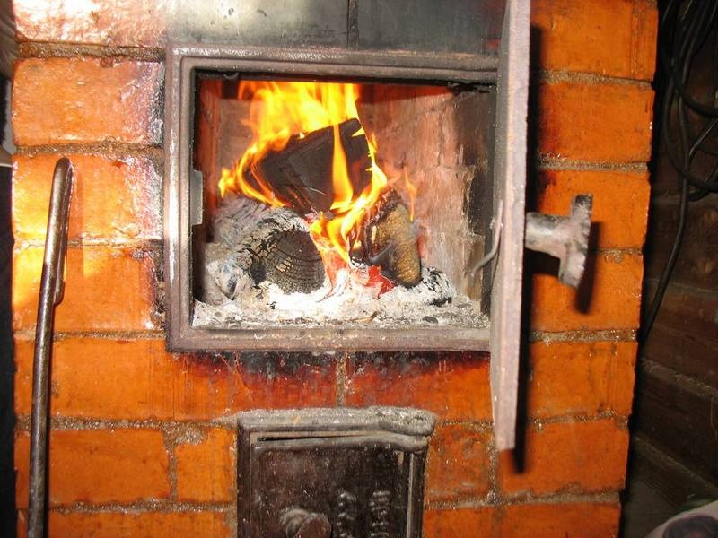 На Хмельниччині все більше людей переходять на пічне опалення: готуються до можливих відключень світла і газу