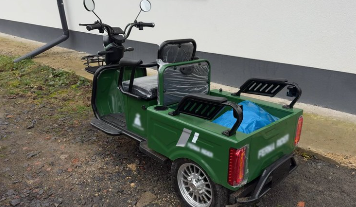 У громаді на Хмельниччині соціальних працівників забезпечили електричними трициклами: значно полегшують роботу