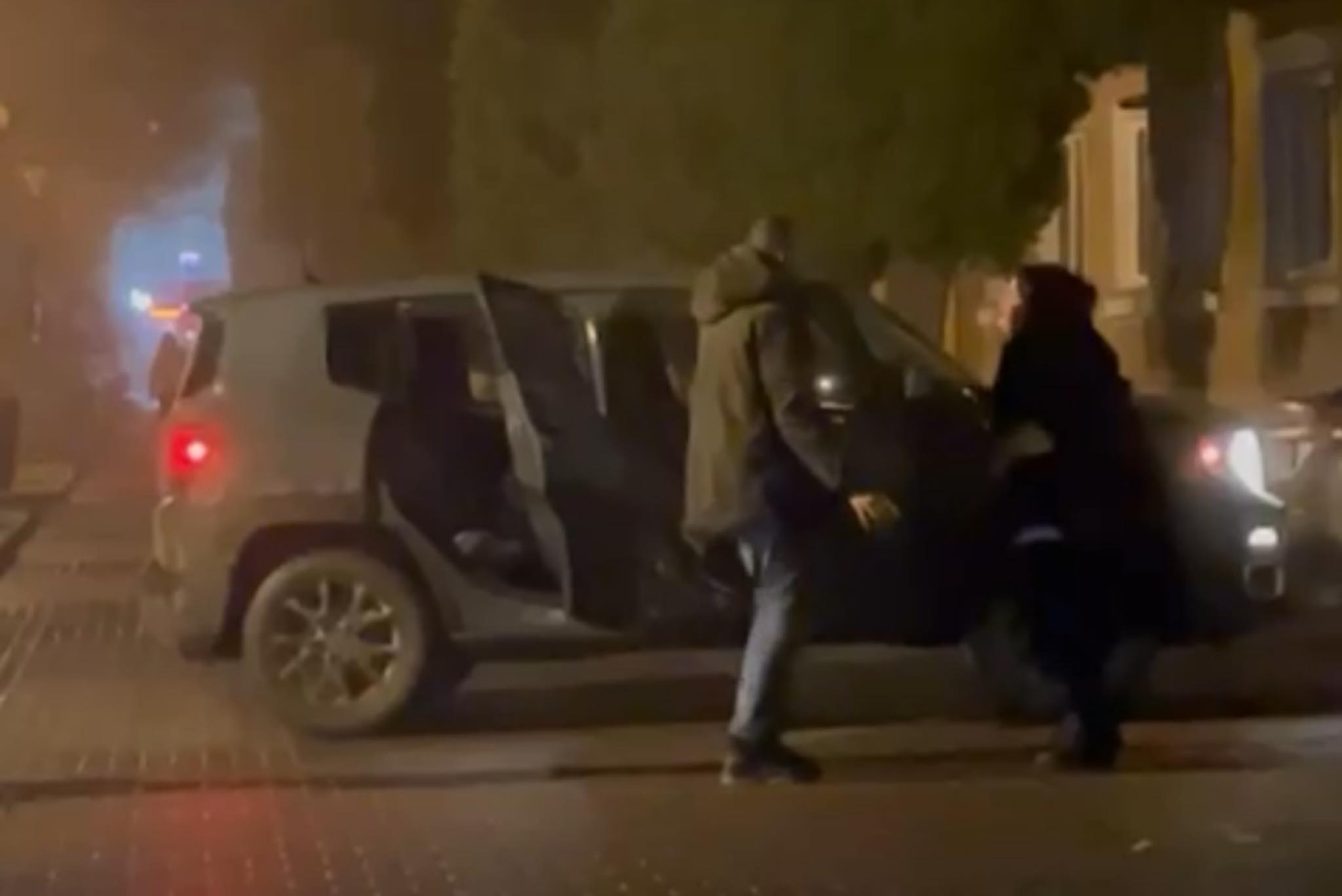 На Хмельниччині чоловік та жінка танцювали під російську музику на алеї Героїв: поліція склала протокол