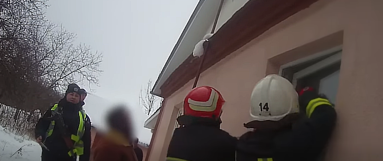 На Хмельниччині рятувальники допомогли медикам потрапити до оселі пенсіонера, який потребував негайної допомоги